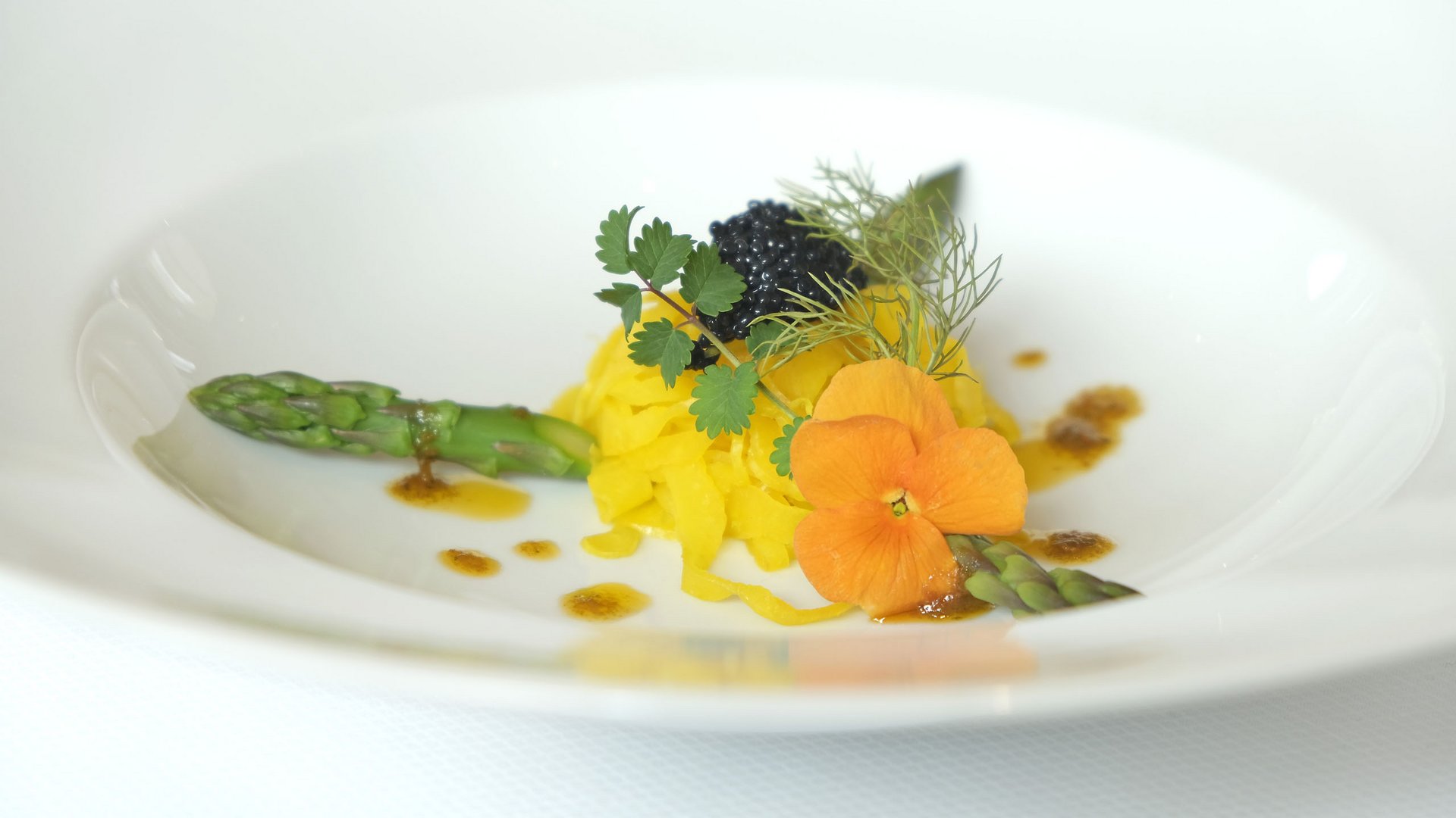 Orangen-Safranfenchel mit grünem Spargel und Algenkaviar
