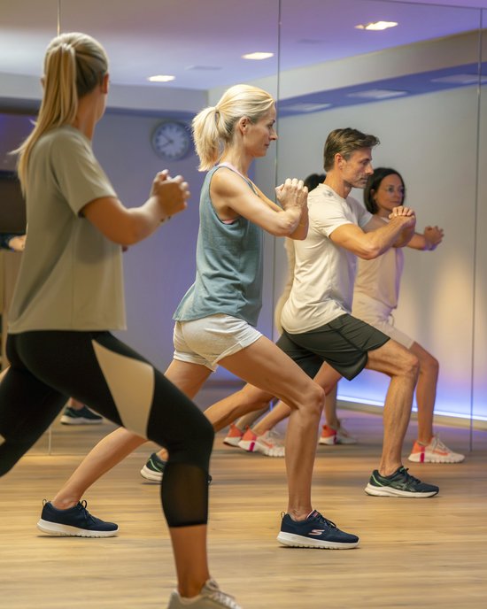 Oberstaufen: Hotel Allgäu Sonne Fitness group doing stretching and balance exercises in studio in front of mirror
