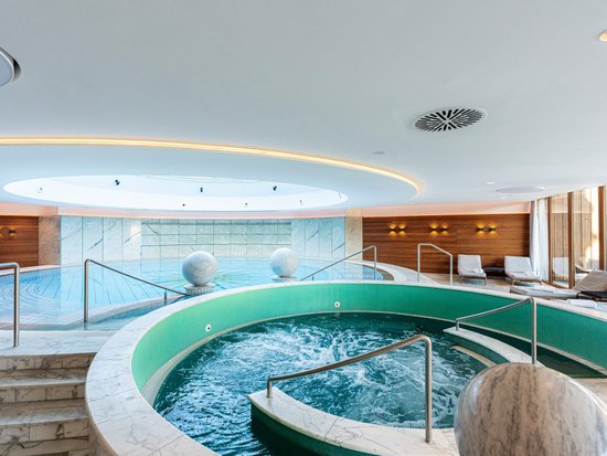 Hotel mit Pool im Allgäu: Allgäu Sonne Moderner Spa-Bereich mit Whirlpool, Schwimmbecken und Liegestühlen