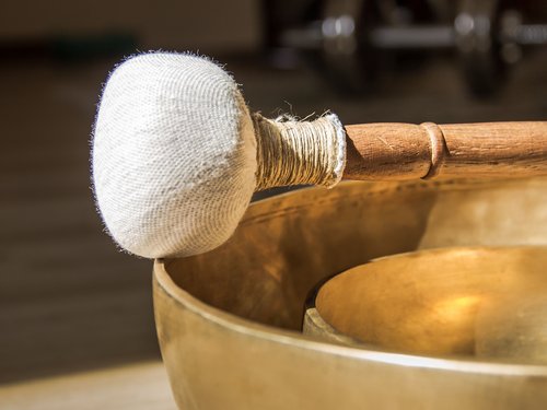 Sportwochen in unserem Fitnesshotel Handschlägel auf einer Klangschale in Nahaufnahme