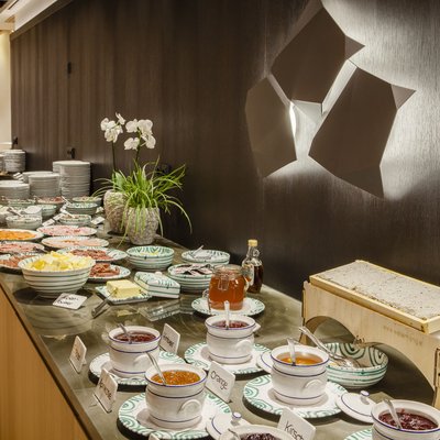 Allgäu: Hotel mit Zimmern, Suiten und Landhäusern Buffet mit Aufschnitt, Butter, Marmeladen und Honig in modernem Ambiente