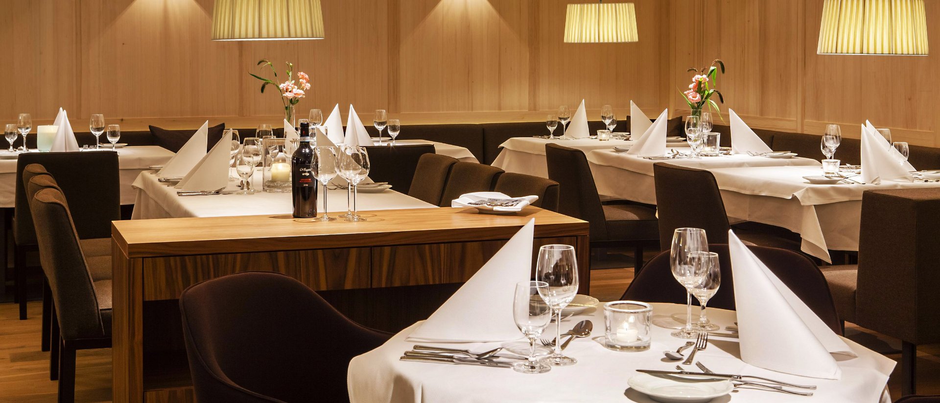 Oberstaufen: Restaurant mit 5-Sterne-Küche Elegantes Restaurant mit weißen Tischdecken und gefalteten Servietten