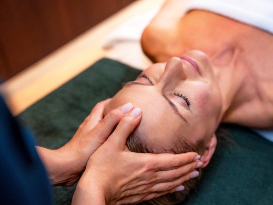 Hotel mit Pool im Allgäu: Allgäu Sonne Frau erhält eine entspannende Kopfmassage in Spa-Umgebung