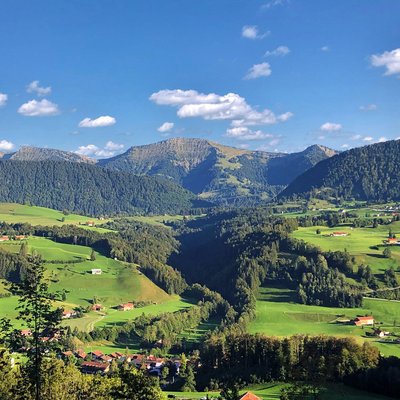 Oberstaufen: Hotel mit Panorama und mehr Grüne Hügel und Berge unter blauem Himmel mit vereinzelten Wolken