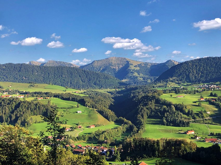 Ihr Wellnesshotel im Allgäu Grüne Hügel und Berge unter blauem Himmel mit vereinzelten Wolken