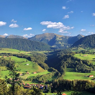 Ihr Hotel in Oberstaufen: Allgäu Sonne Grüne Hügel und Berge unter blauem Himmel mit vereinzelten Wolken