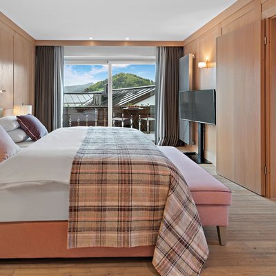 Hotelangebote in der Allgäu Sonne Modernes Hotelzimmer mit Doppelbett, Balkon und Bergblick