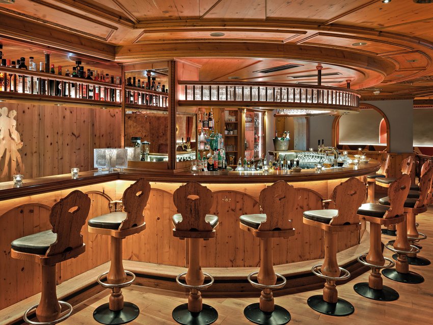 Ihr Tagungshotel im Allgäu mit Bergblick Rustikale Bar mit Holzmöbeln und beleuchtetem Tresen