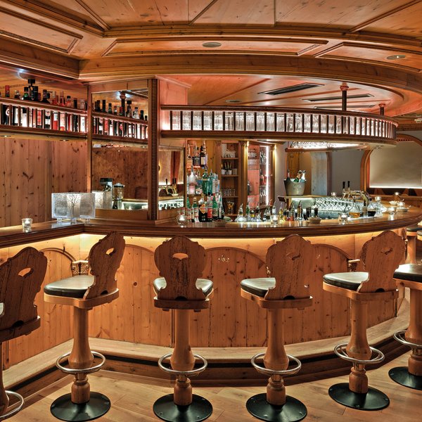 Oberstaufen: Hotel Allgäu Sonne Rustic bar with wooden furniture and illuminated counter