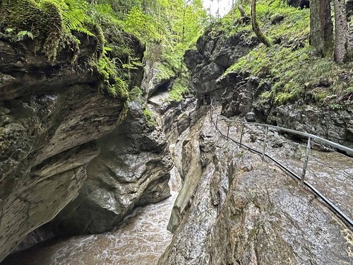 Sportwochen in unserem Fitnesshotel Schmaler Wanderweg an felsiger Schlucht mit tobendem Wasser und grünem Wald
