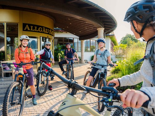Sportwochen in unserem Fitnesshotel Fünf Radfahrer mit Helmen vor dem Allgäu Sonne Hotel