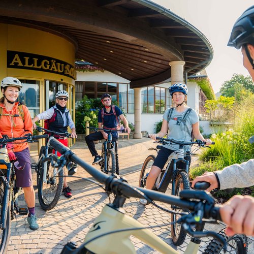 Ihr E-Bike-Hotel in Deutschland: Allgäu Sonne Fünf Radfahrer mit Helmen vor dem Allgäu Sonne Hotel
