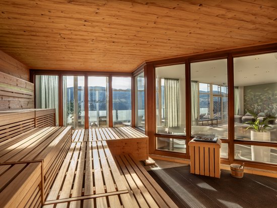 Hotel mit Pool im Allgäu: Allgäu Sonne Moderner Sauna-Raum mit Holzverkleidung und Panoramafenstern mit Aussicht