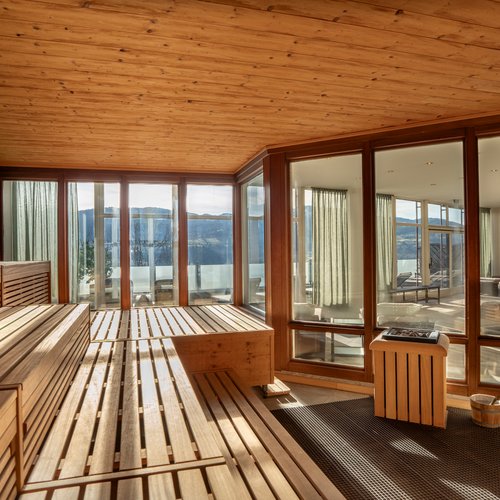 Das Breathwork Retreat Moderner Sauna-Raum mit Holzverkleidung und Panoramafenstern mit Aussicht