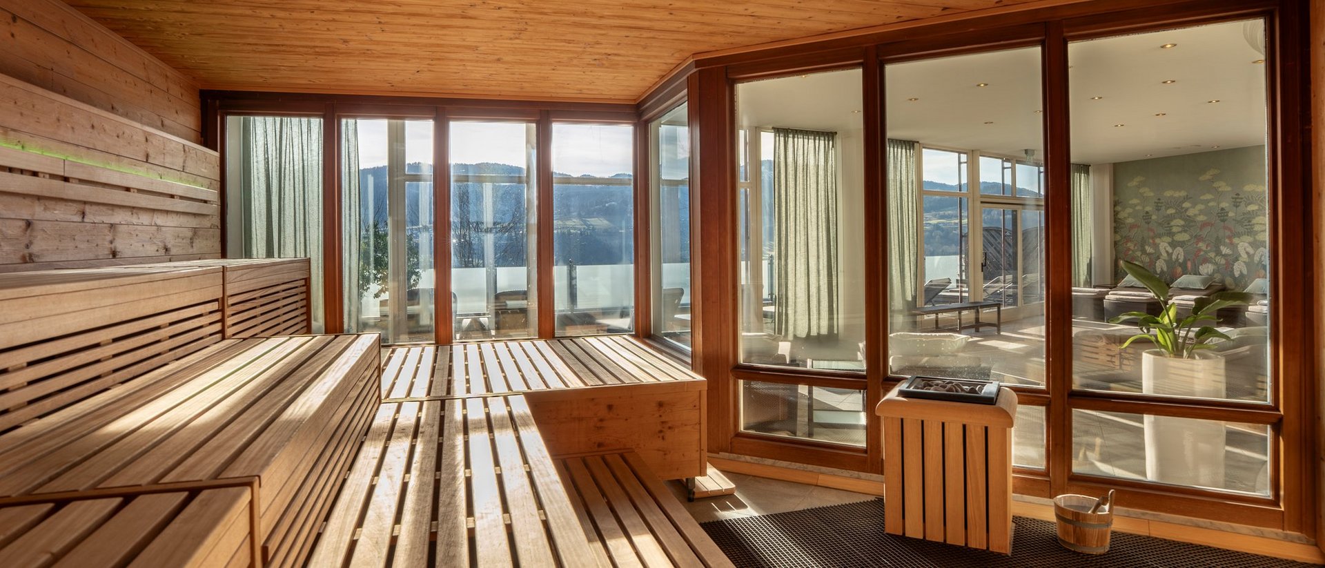 Hotel mit Pool im Allgäu: Allgäu Sonne Moderner Sauna-Raum mit Holzverkleidung und Panoramafenstern mit Aussicht