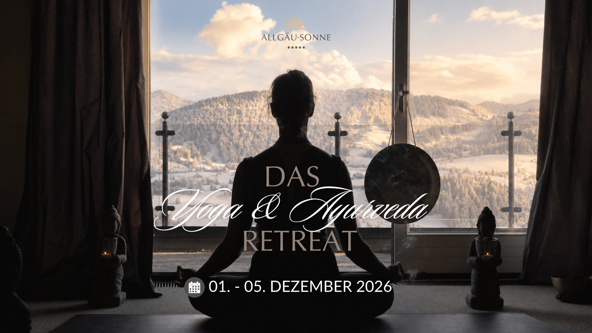 Ihr Wellnesshotel im Allgäu - Hotel Allgäu Sonne Meditierende Person vor verschneiter Berglandschaft am Fenster