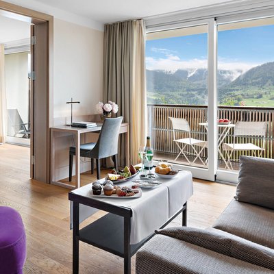 Ihr Wellnesshotel im Allgäu - Hotel Allgäu Sonne Helles Hotelzimmer mit Balkon und Bergblick