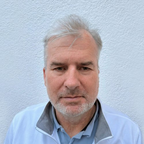 Wissen, das inspiriert: Unsere Vortragsreihe greift Themen auf, die das Leben bereichern. Porträt eines älteren Mannes mit grauen Haaren vor weißer Wand