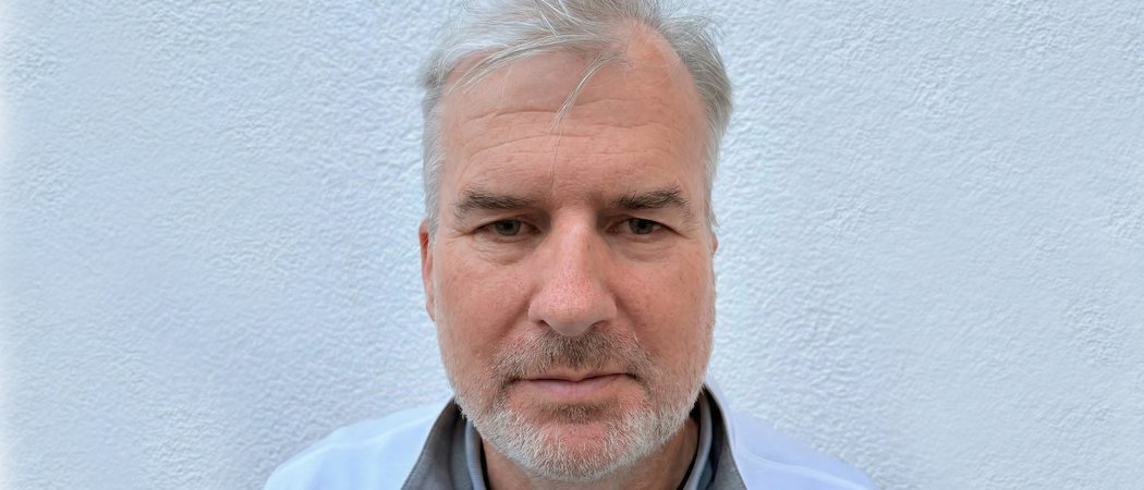 Wissen, das inspiriert: Unsere Vortragsreihe greift Themen auf, die das Leben bereichern. Porträt eines älteren Mannes mit grauen Haaren vor weißer Wand