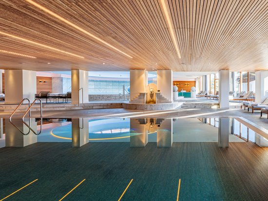 Hotel mit Pool im Allgäu: Allgäu Sonne Heller Wellnessbereich mit Innenpool, Liegestühlen und Holzdecke