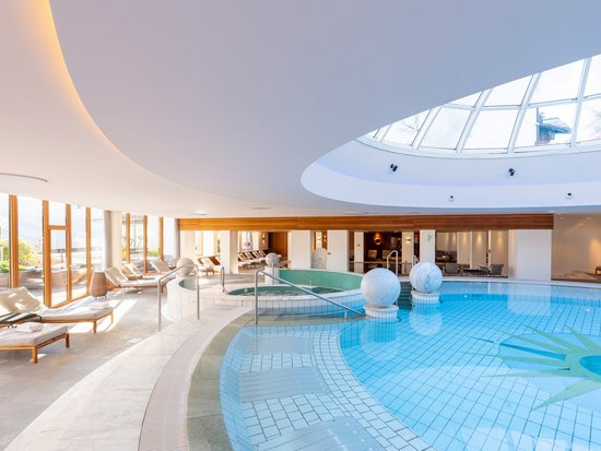 Hotel mit Pool im Allgäu: Allgäu Sonne Heller Wellnessbereich mit Pool, Liegestühlen und großer Oberlichtkuppel