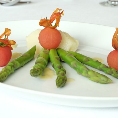 Spa hotel in Allgäu: 5-star cuisine Artfully plated dish with green asparagus and small red vegetable balls
